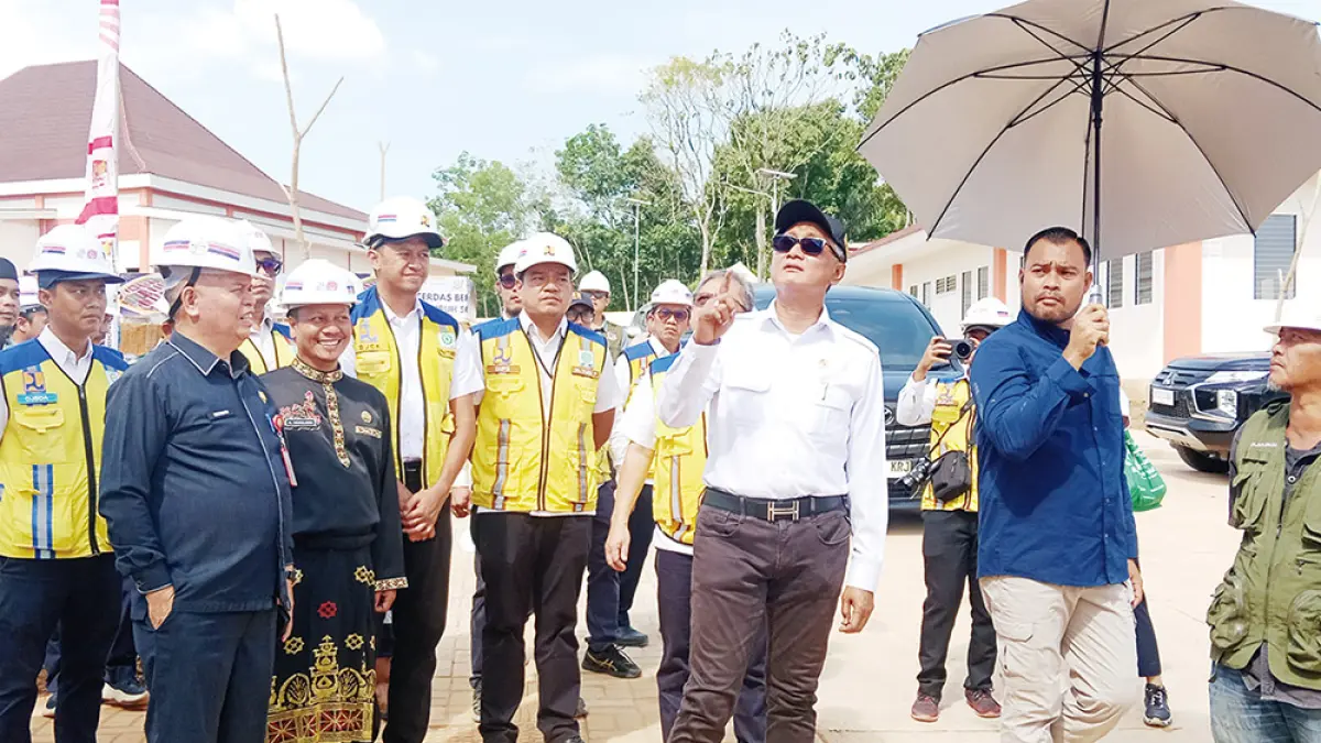 Menteri Pekerjaan Umum RI Dody Hanggodo bersama Dirjen SDA Arnold Aristotle Paplapa didampingi  Pelaksana Tugas Bupati Kuantan Singingi Muklisin dan Penjabat Sekretaris Daerah Muradi meninjau Sekolah Rakyat di Telukkuantan, Kuantan Singingi, Selasa (4/8/2026). (DESRIANDI CANDRA/RIAU POS)
