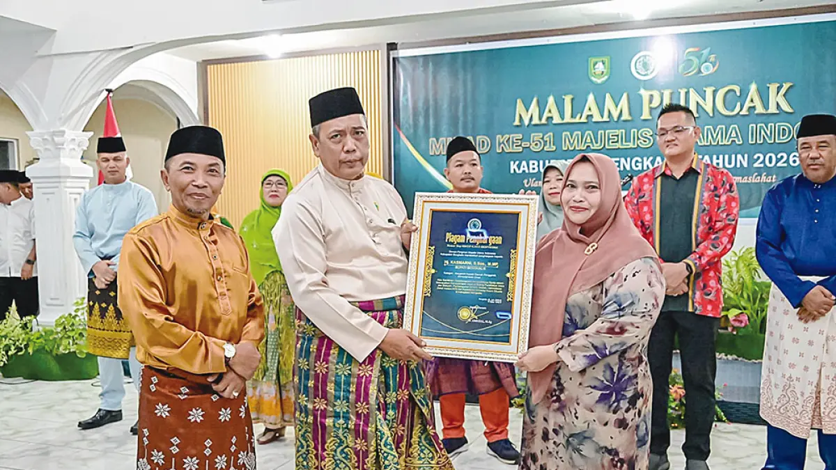 TERIMA PENGHARGAAN: Bupati Bengkalis Hj Kasmarni menerima piagam penghargaan dari MUI Kabupaten Bengkalis pada malam puncak Milad ke-51 MUI di Gedung Daerah Datuk Laksamana Bengkalis, beberapa waktu lalu.(DISKOMINFO BENGKALIS UNTUK RIAU POS)
