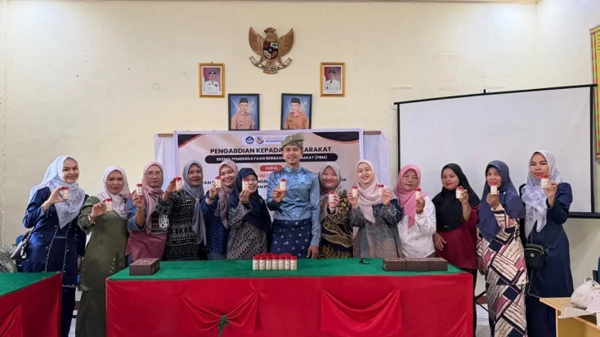 Tim Pengabdian kepada Masyarakat Dosen Unri, Sekretaris&nbsp; Desa Sialang Pasung Budi Santoso foto bersama dengan kelompok ibu rumah tangga Desa Sialang Pasung, Rangsang Barat, baru-baru ini. (Unri Untuk Riau Pos)