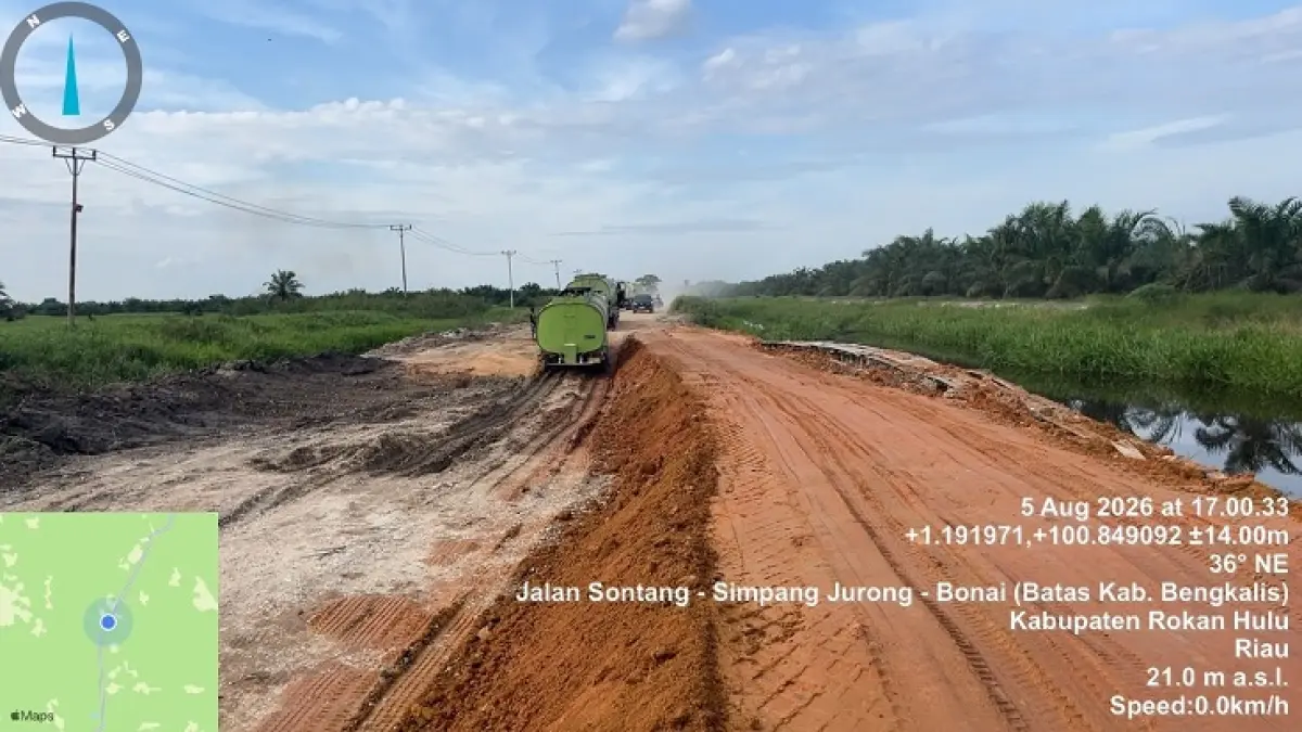 Truk CPO melewati jalan Sontang-Simpang Jurong-Bonai, Rokan Hulu yang sudah ditimbun satu sisi, Rabu (5/8/2026). (PUPR-PKPP RIAU UNTUK RIAU POS.CO)
