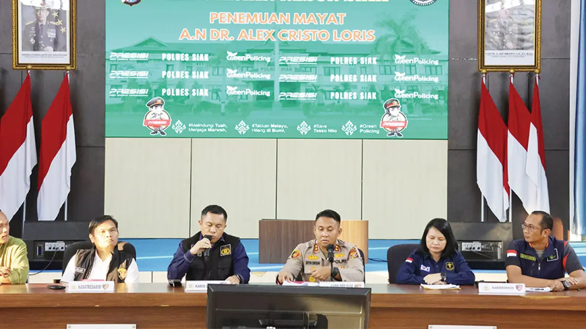 Kapolres Siak AKBP Sepuh Ade Irsyam Siregar didampingi Tim Dokter Labfor, terdiri dari Kabid Dokkes diwakili AKBP Supriyanto, Kabid Lab Forensik dr Ungkap Siahaan, Kasubdit Dokkes Polda Riau Kompol dr Dessi Martha, Kasat AKP Raja Kosmos memberikan keterangan saat jumpa pers di Gedung Endra Dharma Laksana Polres Siak, Selasa (4/8/2026). (POLRES SIAK UNTUK RIAU POS)