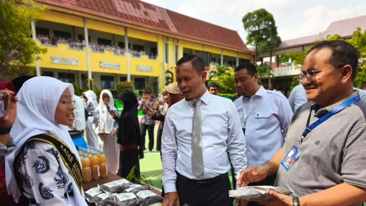 Wako Pekanbaru Agung Nugroho bersama salah seorang delegasi IMT-GT GCMC berbincang dengan siswi SMPN 4 Pekanbaru tentang pupuk kompos yang dihasilkan sekolah itu, Rabu (5/8/2026). (M ALI NURMAN/RIAUPOS.CO)