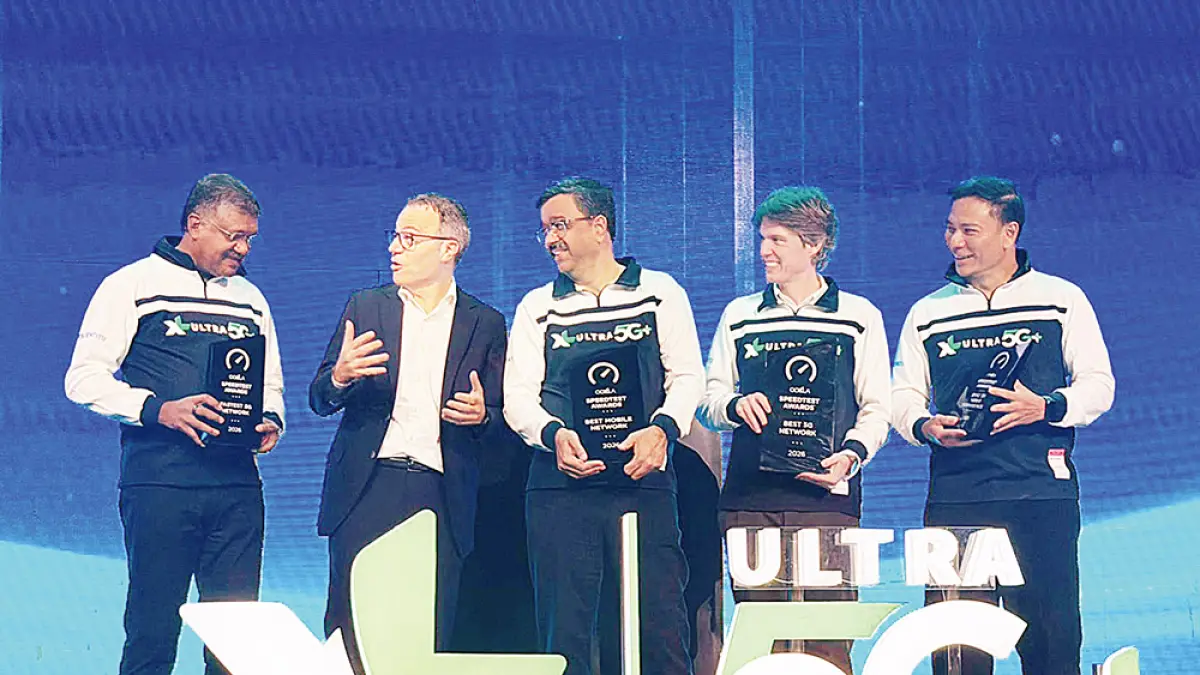 Dari kiri ke kanan, Director & Chief Technology Officer XLSMART Shurish Subramaniam, President Director & CEO XLSMART Rajeev Sethi, Senior VP Sales EMEA & APAC Ookla Chafiq Traboulsi, Director & Chief Commercial Officer David Arcelus Oses, dan Director & Chief Strategy & Home Business XLSMART Feiruz Ikhwan bin Abdul Malek berbincang dalam acara Press Conference Selebrasi XL Raih Predikat Jaringan Terbaik di Indonesia 2026 di Jakarta, Senin (3/8/2026). (XLSMART untuk riau pos)
