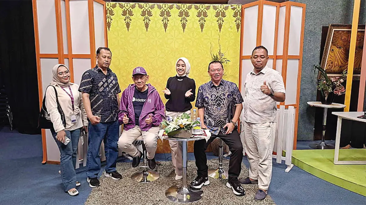 Founder & Chair Mcorp Hermawan Kartajaya (tiga kiri), Business Partner Peng Suyoto (dua kanan), Penanggung Jawab Iklan Riau Pos Tengku Rasmin (dua kiri), dan Manajer Produksi RTV Sujarno (kanan) foto bersama usai kegiatan di Studio RTV, Rabu (5/8/2026). (EVAN GUNANDAR/RIAU POS)