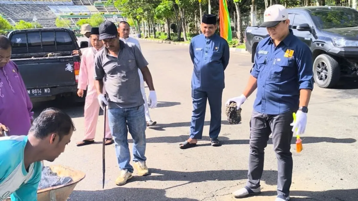 Plt Kadis PUPR Rohul H Zulfikri didampingi Kabid Bina Marga Rezki Rades dan jajaran menambal sejumlah titik jalan berlubang di Komplek Bina Praja Pemda Rohul, memamfaatkan sisa aspal dari pekerjaan jalan yang ak terpakai, Kamis (6/8/2026). (Engki Prima Putra/Riaupos.co)