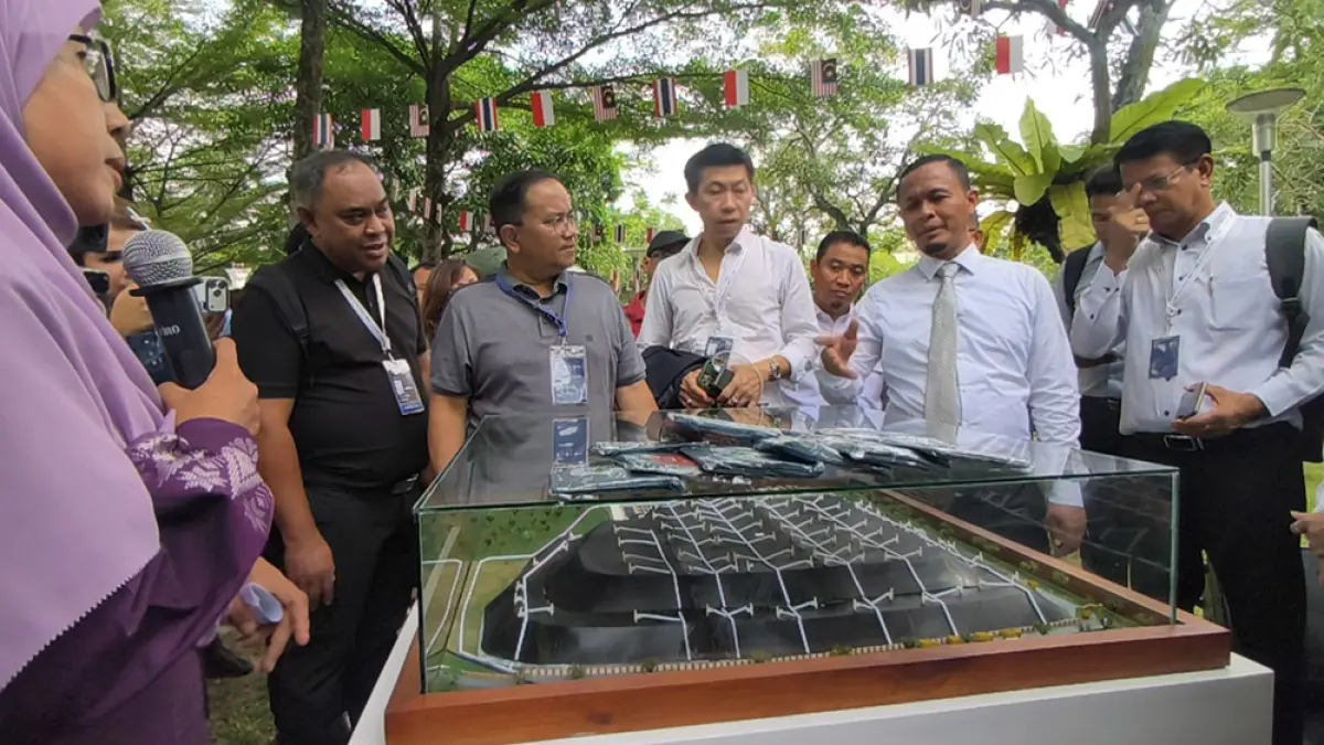 Wali Kota Pekanbaru Agung Nugroho didampingi Wakil Wali Kota Pekanbaru Markarius Anwar membawa delegasi IMT-GT GCMC ke RTH Putri Kaca Mayang Pekanbaru melihat maket pengelolaan sampah di Tempat Pemrosesan Akhir yang dikelola bersama PT Indonesia Clean Energy, Rabu (5/8/2026). (M ALI NURMAN/Riau Pos)