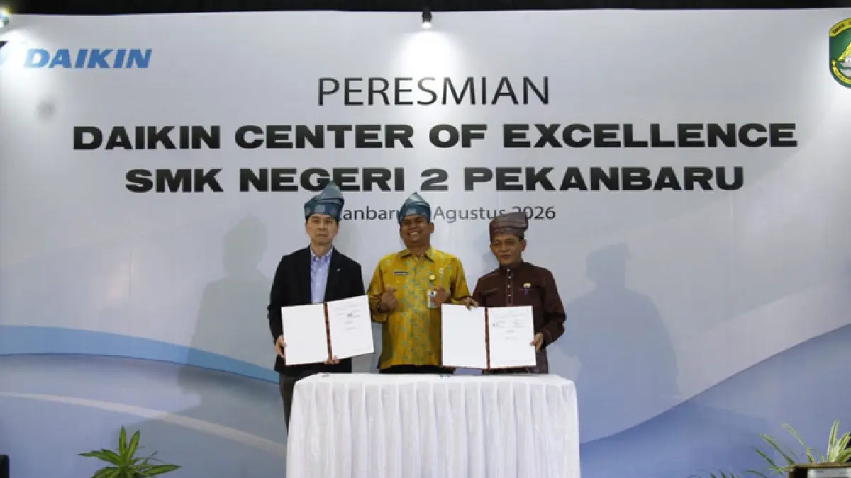(Kiri-kanan) Budi Mulia Vice President Director PT Daikin Airconditioning Indonesia Perwakilan Kepala Dinas Pendidikan Provinsi Riau dan Kamal Majdi, S.Pd (Kepala SMK Negeri 2 Pekanbaru) berfoto bersama dalam peresmian Daikin Center of Excellence di SMKN 2 Pekanbaru, Kamis (6/8/2026). (Istimewa)