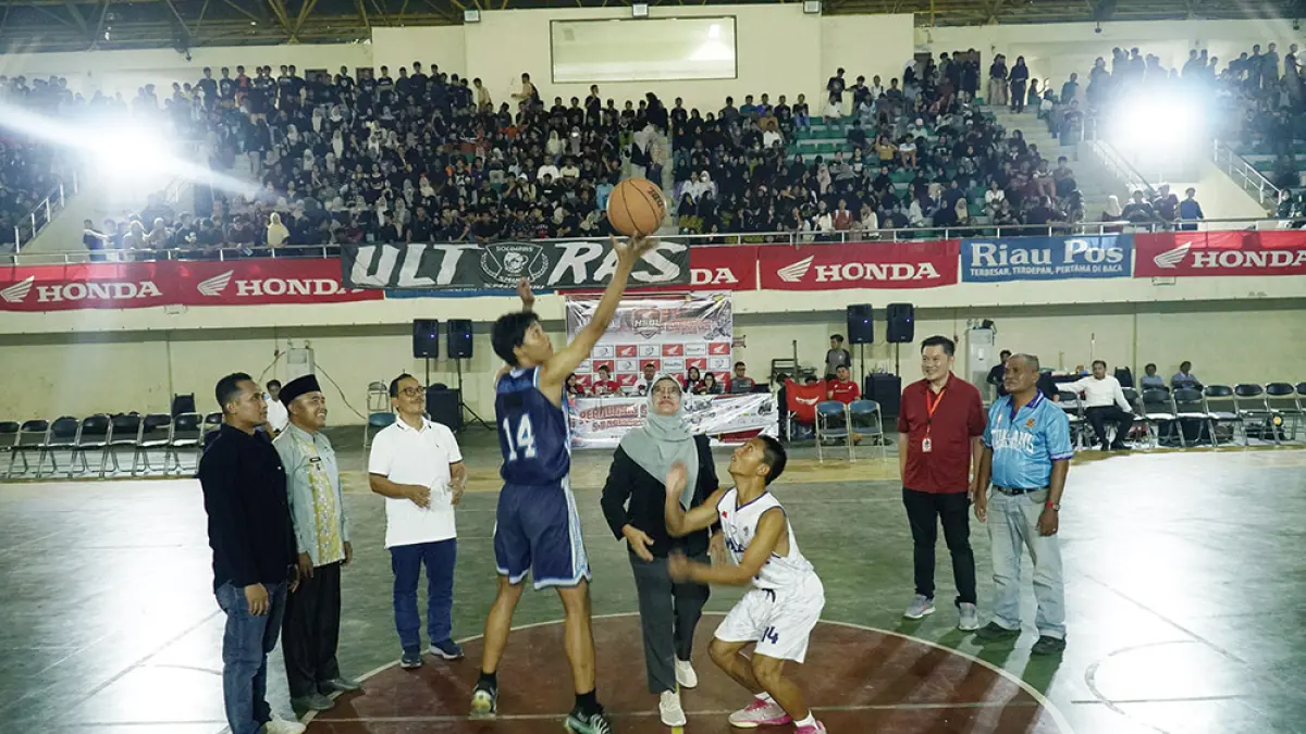 Staf Ahli Bupati Bidang Ekonomi dan Pembangunan&nbsp; Noni Paningsih, Direktur Riau Pos Asmawi Ibrahim, Camat Tualang Mursal, Pimpinan Cabang Capella Honda Perawang Erick Chandra, Ketua Basket Tualang Harmon, dan perwakilan RSUD Tualang Dandra melakukan jump ball saat pembukaan Honda HSBL 2026 Seri Perawang di&nbsp; GOR Tualang, Perawang, Siak, Rabu (5/8/2026). (MHD AKHWAN/RIAU POS)