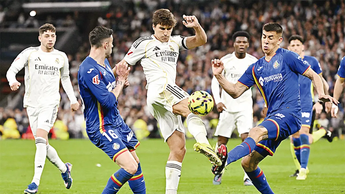 Bek Getafe FC Diego Rico (dua kiri) dan penyerang Real Madrid Gonzalo Garcia (tiga kiri) berebut bola dalam pertandingan Liga Spanyol antara Real Madrid CF dan Getafe CF di Stadion Santiago Bernabeu, beberapa waktu lalu.  (Javier SORIANO/AFP)
