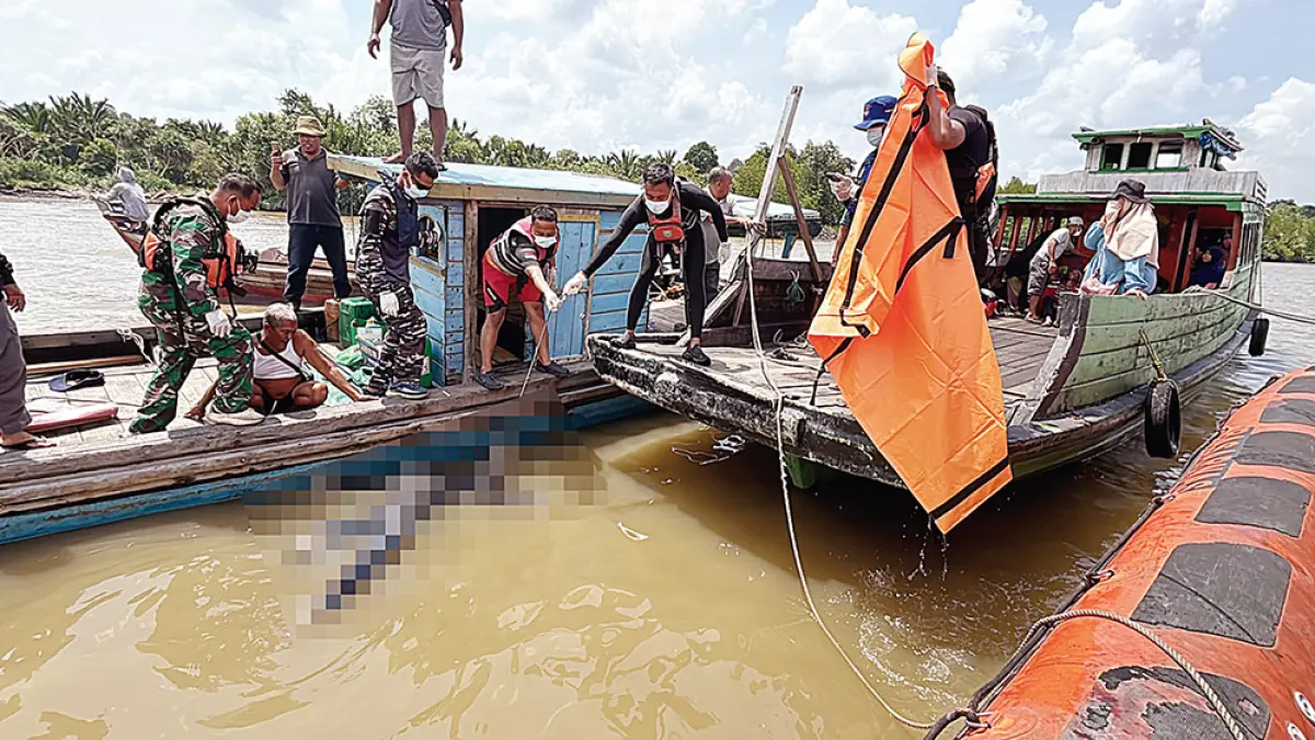 EVAKUASI: Proses evakuasi satu korban tenggelam kapal tenggelam yang ditemukan meninggal, Rabu (5/8/2026) siang. (WIRA SAPUTRA/RIAU POS)
