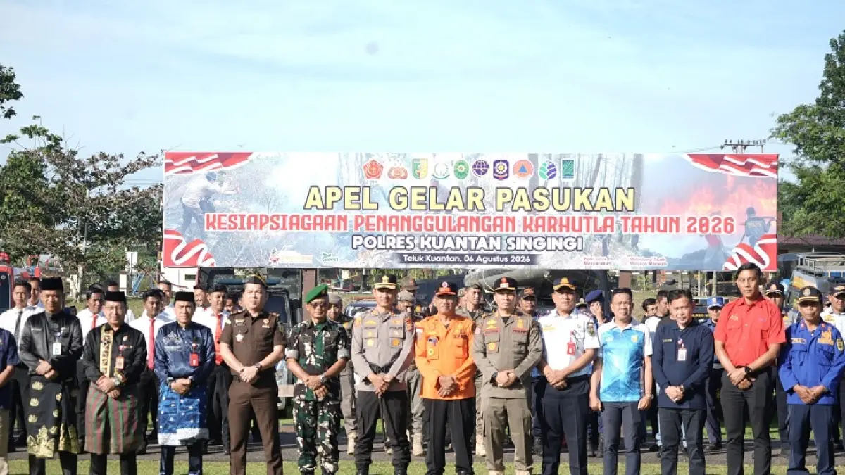 Kapolres Kuansing AKBP Hidayat Perdana SH SIK MH, Pj Sekda Kuansing Drs Muradi MSi dan beberapa kepala OPD lainnya saat apel kesiapsiagaan karhutla di halaman Mapolres Kuansing, Kamis (6/8/2026). (Desriandi Candra/Riaupos.co)