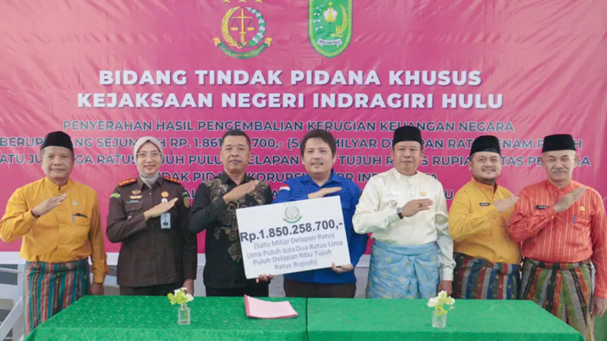 Kejari Inhu secara simbolis menyerahkan uang kerugian negara Rp1,8 Miliar kepada BPR Indra Arta atas tindakan pidana korupsi di BUMD milik Pemkab Inhu, Kamis (6/8/2026). (Kasmedi/Riaupos.co)