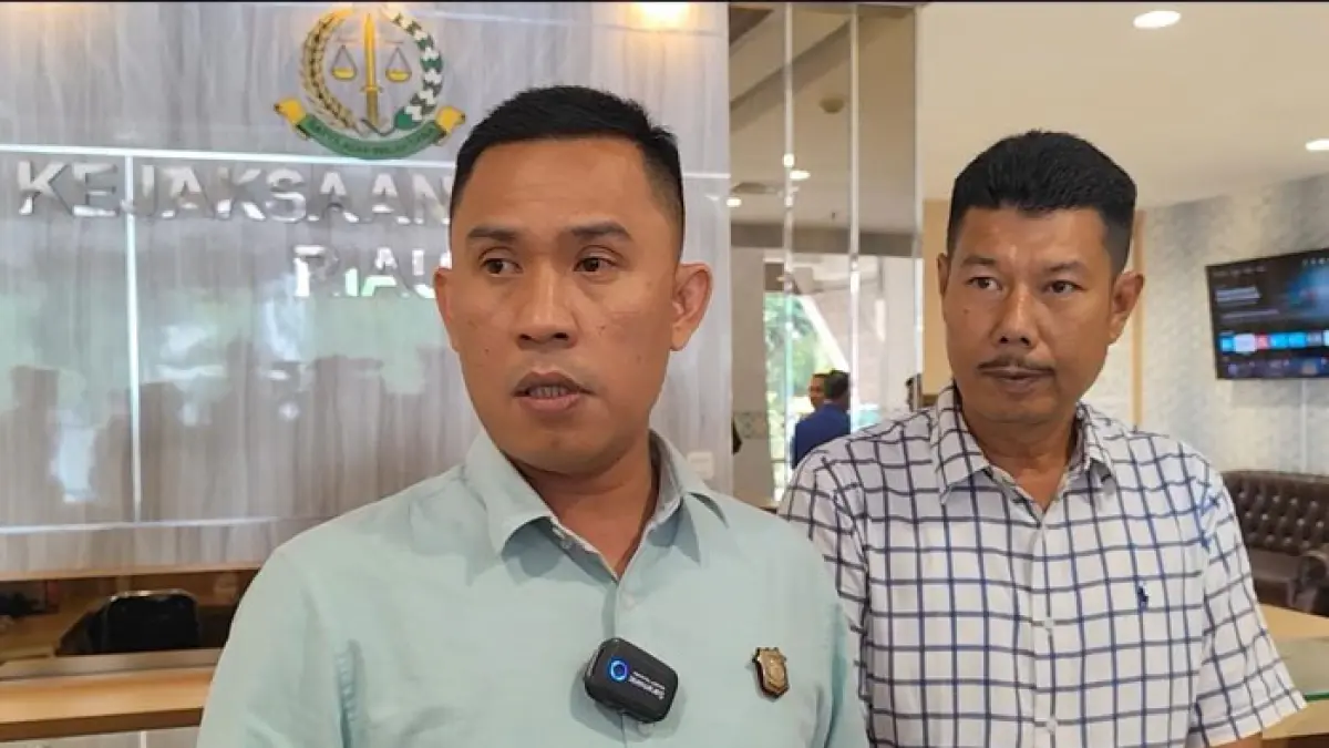 Kepala Seksi Penerangan Hukum dan Humas Kejati Riau Zikrullah (kiri) memberikan keterangan pers di Kejati Riau pada Kamis (6/8/2026). (Hendrawan Kariman/Riaupos.co)