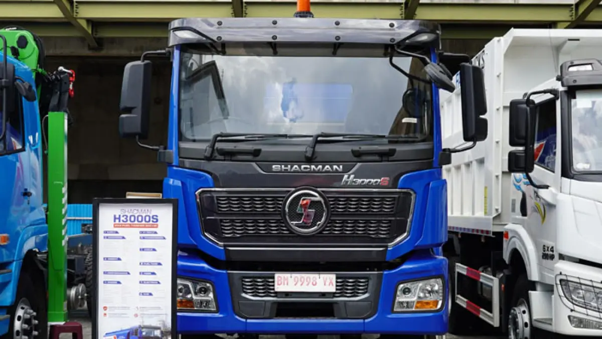 MC Group memamerkan keunggulan Shacman H3000S Fuel Tanker 6x4 300 HP di area outdoor pameran SIEXPO 2026 di SKA Co Ex Pekanbaru, Kamis (6/8/2026). (Prapti Dwi Lestari/Riaupos.co)
