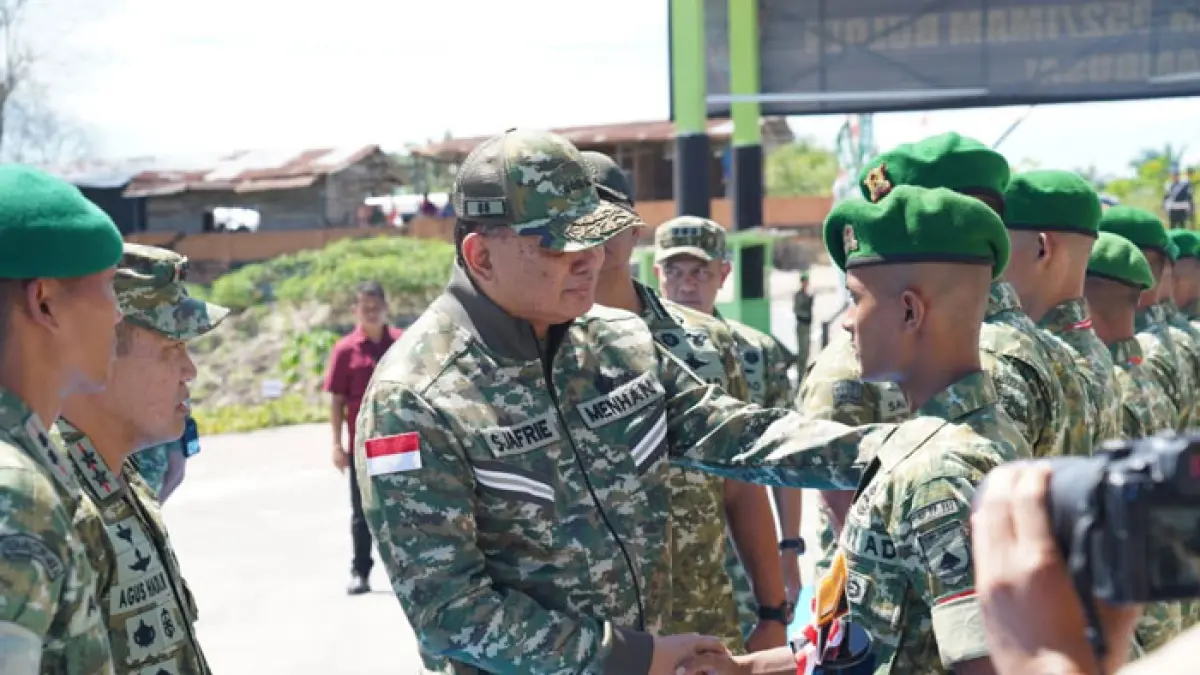 Menhan RI Sjafrie Sjamsoeddin menyalami salah seorang prajurit saat kunjungan kerja di Provinsi Riau, Kamis (6/8/2026). (Istimewa)