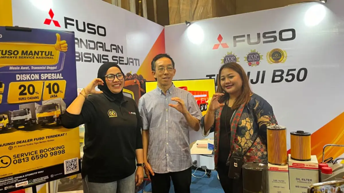 Koordinator Branch Manager PT DIPO Riau, Siman Fong (tengah) didampingi Sales Manaeger PT DIPO Riau, Sri Astuti (hijab) dan Promotion and Event department PT KTB Motors, Nurdiana berfoto bersama di booth DIPO Riau yang hadir di SIEXPO 2026, Kamis (6/8/2026). (Siti Azura/Riaupos.co)