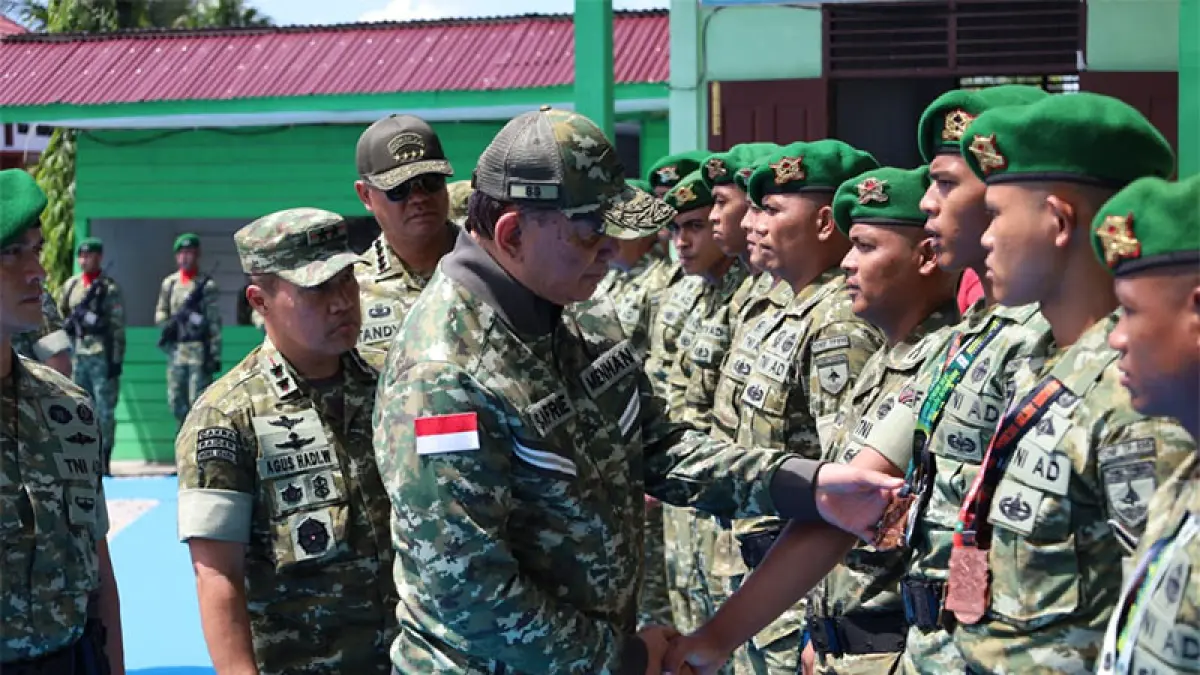 ​Pangdam XIX/Tuanku Tambusai Mayjen TNI Agus Hadi Waluyo mendampingi Menhan Jenderal TNI (Purn) Sjafrie Sjamsoeddin meninjau Markas Yonif TP 898/PC di Kabupaten Kampar, Kamis (6/8/2026). Pengdam XIX TT &nbsp;untuk Riaupos.co
