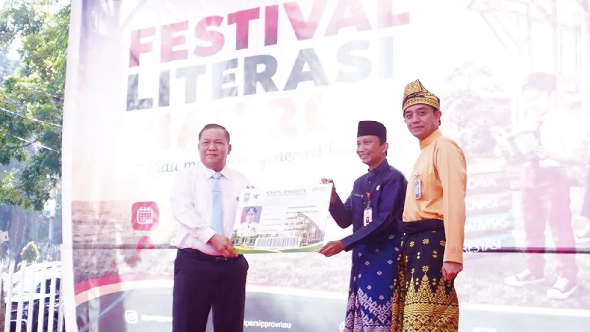 Pelaksana Tugas Gubernur Riau SF Hariyanto menerima kartu anggota Perpustakaan Soeman Hs secara simbolis dari Kepala Dinas Perpustakaan dan Kearsipan Riau Indra di Perpustakaan Soeman Hs, Pekanbaru, Rabu (5/8/2026). (Diskominfotik Riau untuk Riau Pos)