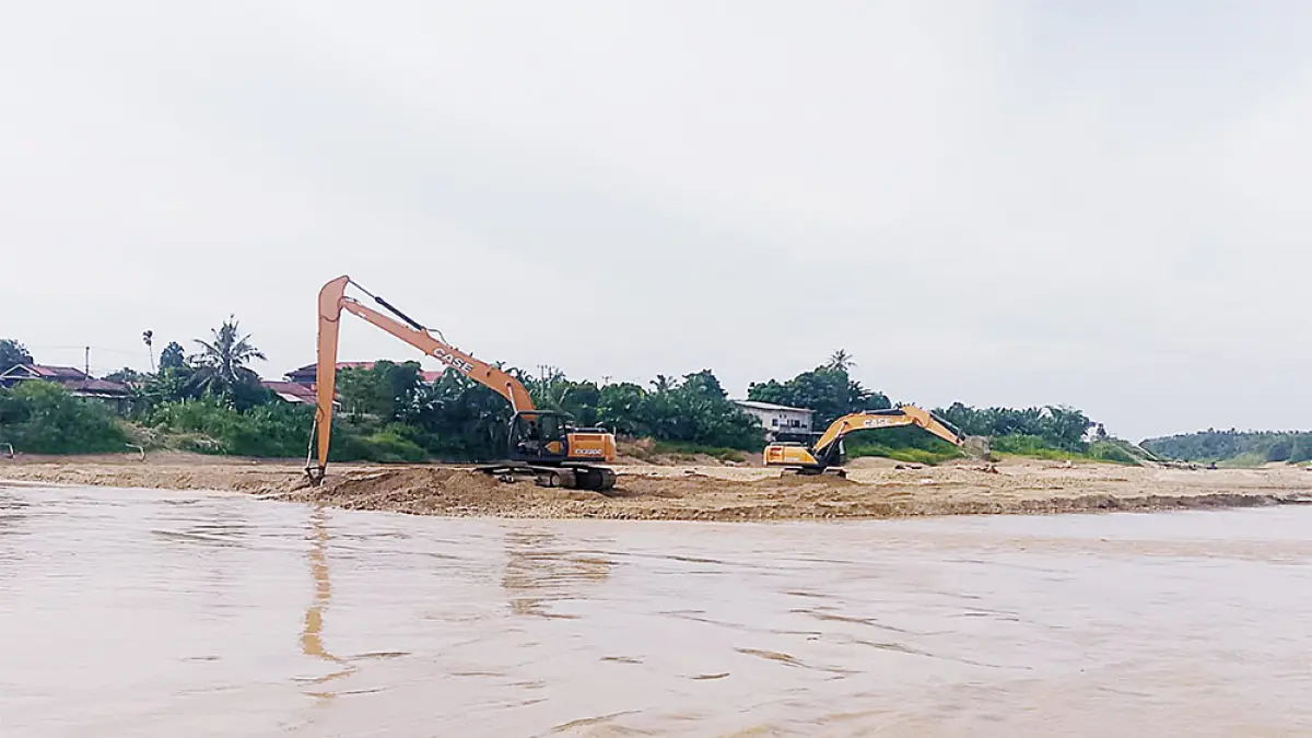 PENGERUKAN SUNGAI: Dua alat berat milik Dinas PUPR Kuansing melakukan pengerukan Tepian Narosa Telukkuantan untuk memperlancar pacu jalur nasional, Rabu (5/8/2026). (DESRIANDI CANDRA/RIAU POS)
