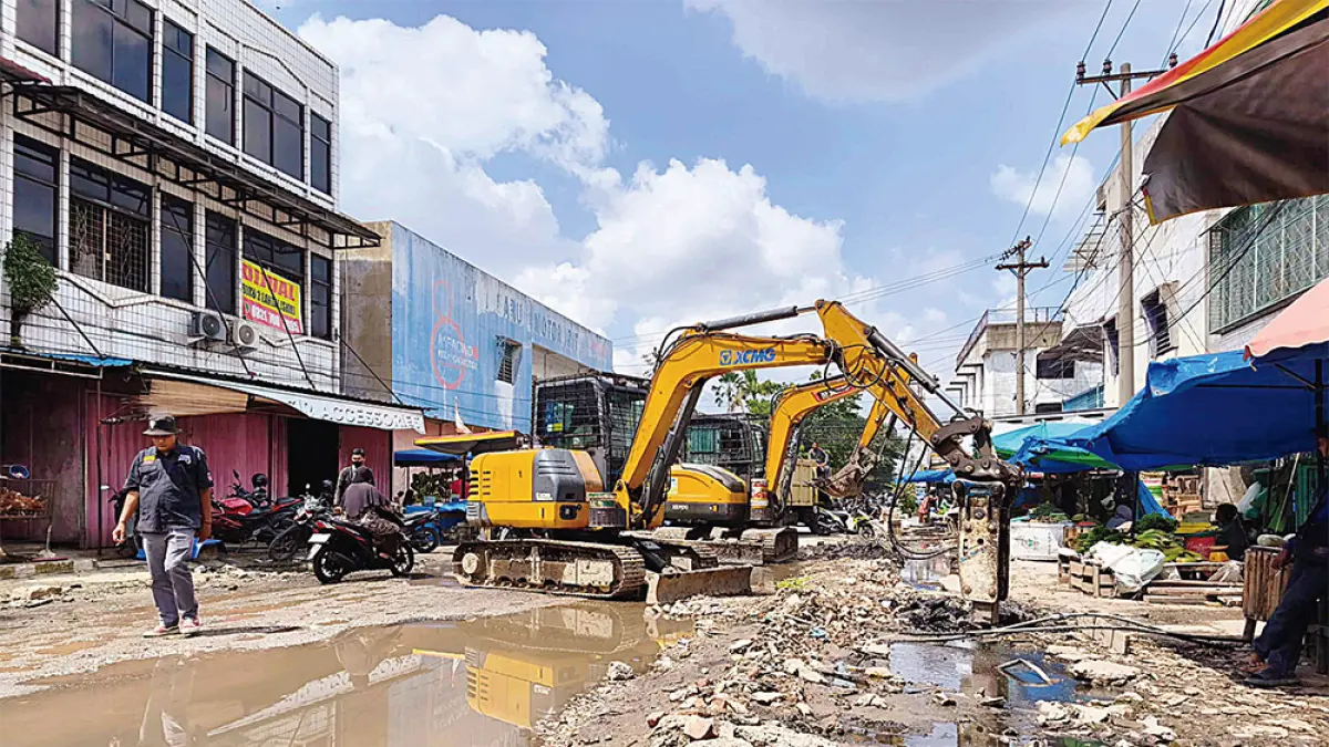 PERBAIKAN DRAINASE: Pekerja menggunakan alat berat melakukan pembongkaran aliran drainase di Jalan Teratai Pekanbaru, Rabu (5/8/2026). (EVAN GUNANZAR/RIAU POS)