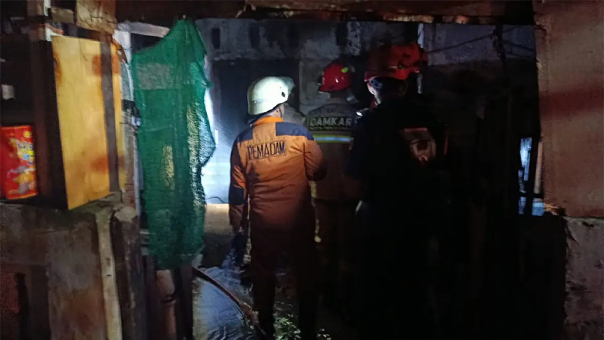 Petugas saat melakukan pemadaman kebakaran rumah permanen di Kelurahan Sungai Sibam, Kecamatan Bina Widya, Kota Pekanbaru, Rabu (5/8/2026) malam. (Damkar kota Pekanbaru)