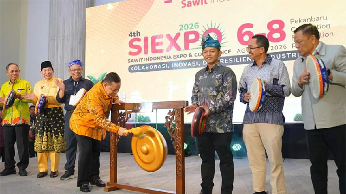 Plt Gubernur Riau SF Hariyanto memukul gong tanda dibukanya SIEXPO 2026 di SKA Co Ex Pekanbaru, Kamis (6/8/2026). (Istimewa)