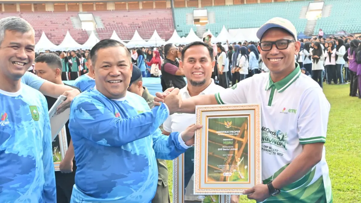Plt Gubernur Riau, SF Haryanto menyerahkan penghargaan PROPER hijau yang diterima oleh Act Area Manager EMP Bentu Limited, Dadi Mulyadi, didampingi Jony Ridas, Area Manager PT EMP Energi Riau, Kamis (6/8/2026).
