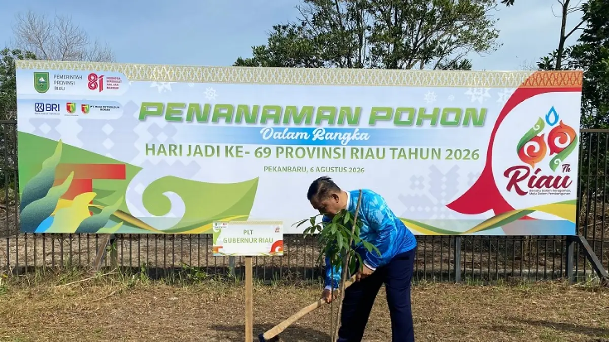 Plt Gubri SF Hariyanto melakukan penanaman pohon di kawasan Stadion Utama Riau, Kamis (6/8/2026). (Soleh Saputra/Riaupos.co)