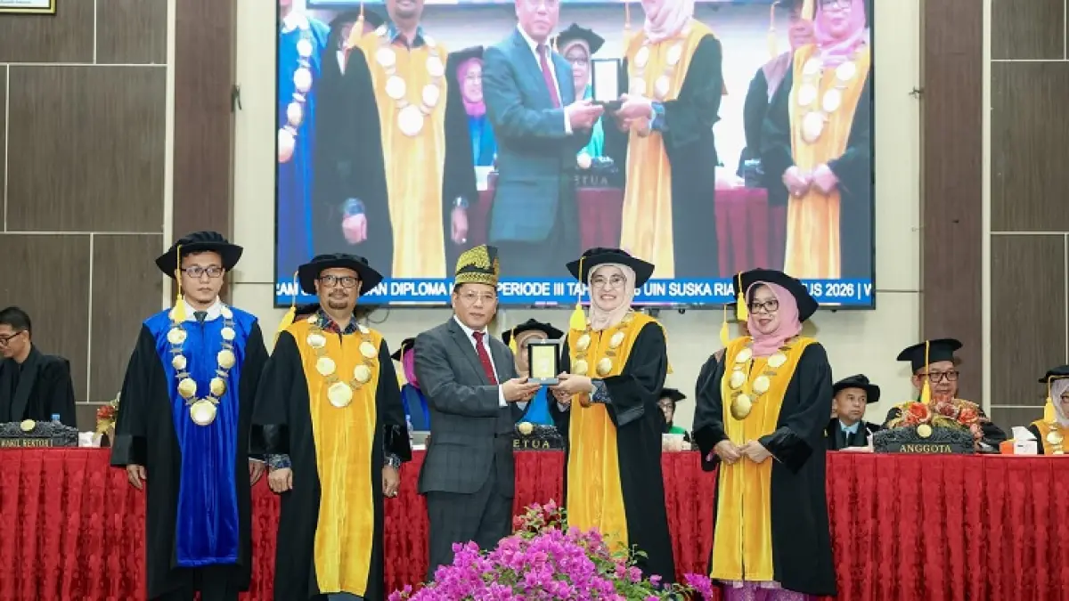 Rektor UIN Suska Riau Prof Dr Hj Leny Nofianti MS SE MSi Ak CA menyerahkan cenderamata kepada Sekretaris Jenderal Kementerian Agama RI Prof Dr Phil H Kamaruddin Amin MA saat wisuda UIN Suska Riau, Rabu (5/8/2026). (Humas UIN Suska Riau untuk Riau Pos)