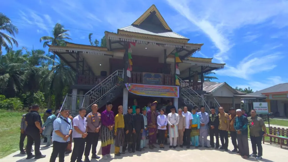 Staf khusus Menteri ATR/BPN, Rezka Oktoberia bersama sejumlah tokoh adat masyarakat kenegerian Kubu dan sejumlah pejabat di depan Balairung Utama empat suku kenegerian Kubu, Kamis (6/8/2026). (Zulfadhli/Riaupos.co)