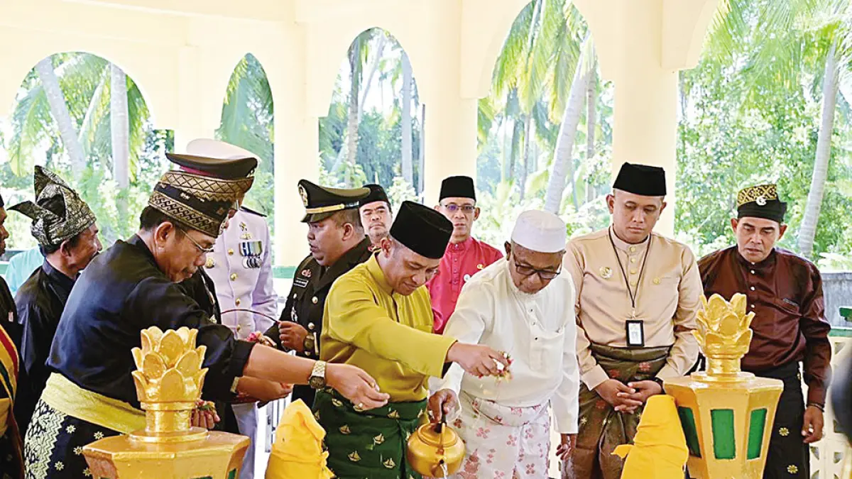 TABUR BUNGA: Wabup Bengkalis H Bagus Santoso menabur bunga di pusara Datuk Laksamana Raja Dilaut di Desa Bukit Batu, Kecamatan Bukitbatu, Bengkalis, pekan lalu. (DISKOMINFO BENGKALIS UNTUK RIAU POS)

