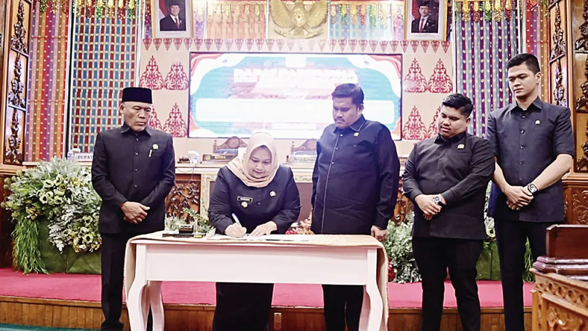 TEKEN NOTA: Bupati Bengkalis Kasmarni meneken nota pengesahan LPj Bupati Bengkalis 2025 dalam sidang paripurna DPRD Bengkalis, pekan lalu. (DISKOMINFO BENGKALIS UNTUK RIAU POS)

