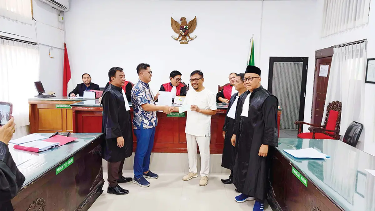 Tergugat Sutrianto bersalaman dengan Direktur Utama Riau Pos Ahmad Dardiri setelah tercapai perdamaian di Pengadilan Negeri Pekanbaru, Rabu (5/8/2026). (EVAN GUNANZAR/RIAU POS)