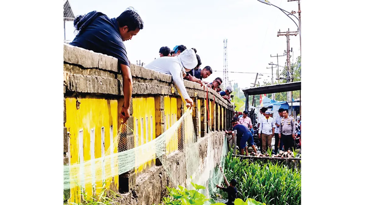 Tim gabungan memasang jaring dan perangkap di salah satu titik yang diduga menjadi jalur pergerakan monyet liar ekor panjang di Kelurahan Tembilahan Hilir, Kecamatan Tembilahan, Kabupaten Indragiri Hilir, Rabu (5/8/2026). (*2/RIAU POS)