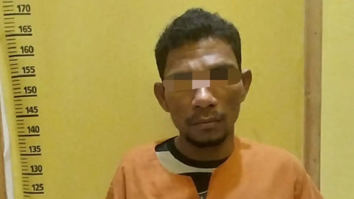 Unit Reskrim Polsek Perhentian Raja menangkap seorang pria TI (37) usai nekat mencuri mobil dan ponsel milik ayah kandungnya di kawasan Desa Lubuk Sakat, Kabupaten Kampar, Selasa (4/8/2026) pagi.( Humas Polres Untuk Riaupos.co)