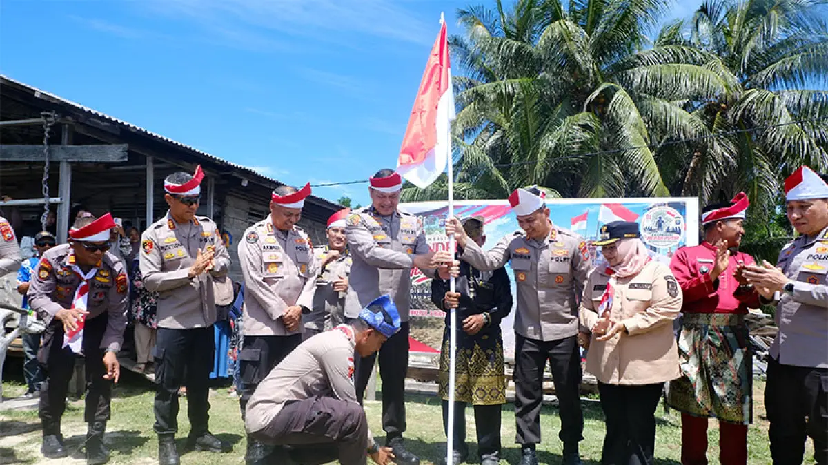 Wakapolda Riau Brigjen Pol Dr Hengki Heri menancapkan bendera merah putih sempena HUT ke-81 Kemerdekaan RI di pulau terluar, terisolir, dan tertinggal (3T) di Desa Makeruh, Kecamatan Rupat, Kabupaten Bengkalis, Kamis (6/8/2026). (Istimewa)