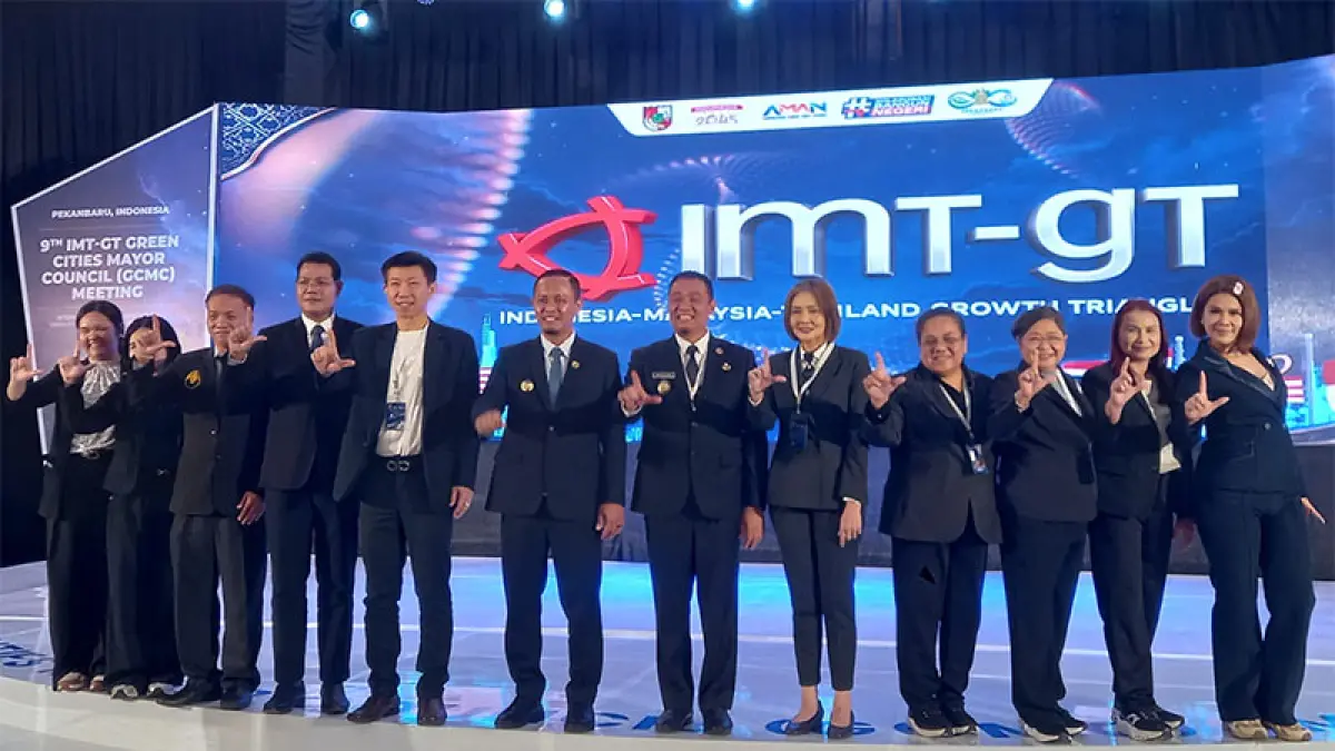Wako Pekanbaru Agung Nugroho didampingi Wawako Markarius Anwar bersama perwakilan Delegasi IMT-GT GCMC saat penutupan, Kamis (6/8/2026). (ISTIMEWA)