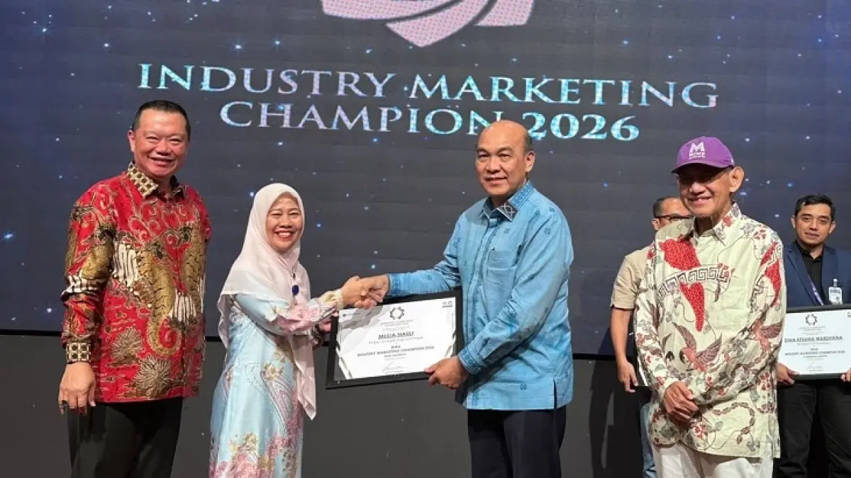 Direktur RAPP, Mulia Nauli, menerima penghargaan Industry Marketing Champion 2026 dari MarkPlus Inc yang diserahkan oleh perwakilan Dinas PERINDAGKOP UMKM Pemprov Riau, Trisiana Anum Sari, disaksikan Chairman MarkPlus Inc Hermawan Kartajaya dan Business Partner MarkPlus Riau, Peng Suyoto. (Istimewa)
