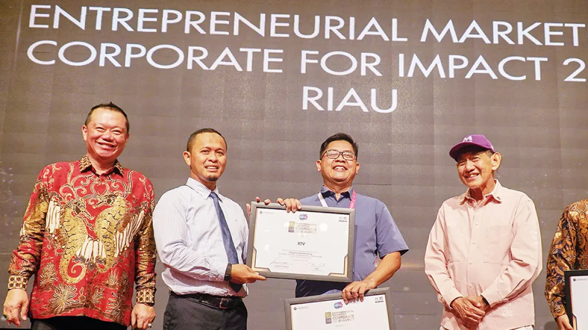 CEO Riau Pos Group Ahmad Dardiri (dua kanan) menerima piagam Entrepreneurial Marketing Corporate for Impact 2026 Riau untuk Riau Pos dan Rtv yang diserahkan oleh Wali Kota Pekanbaru Agung Nugroho didampingi The Founder and Chairman of MCorp Hermawan Kartajaya dan Business Partner MarkPlus Riau Peng Suyoto di Hotel Premiere Pekanbaru, Kamis (6/8/2026). (MHD AKHWAN/RIAU POS)