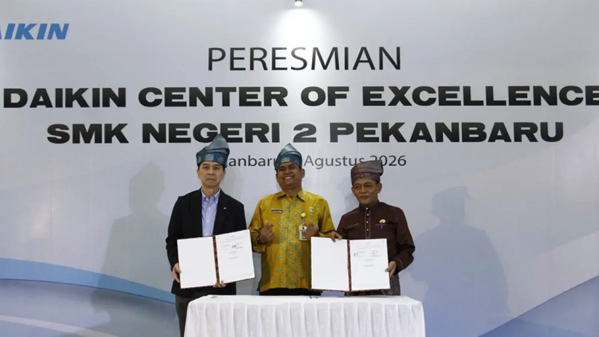 Dari kiri ke kanan, Vice President Director PT Daikin Airconditioning Indonesia Budi Mulia, perwakilan Kepala Dinas Pendidikan Provinsi Riau dan Kepala SMK Negeri 2 Pekanbaru Kamal Majdi SPd, berfoto bersama dalam peresmian Daikin Center of Excellence di SMKN 2 Pekanbaru, Kamis (6/8/2026).&nbsp;(DAIKIN UNTUKI RIAU POS)
