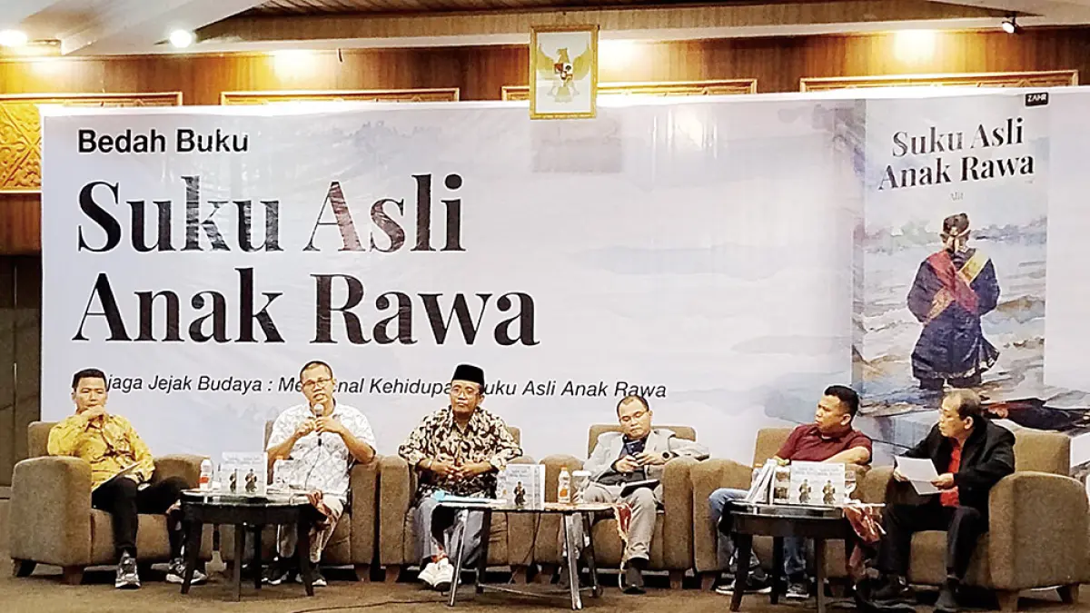 BEDAH BUKU: Para panelis dalam bedah buku Suku Asli Anak Rawa di Pekanbaru, Kamis (6/8/2026). Dari kiri Alit, Muhammad Anshor, Griven H Putra, Junaidi, Anton, dan moderator Fakhrunas MA Jabbar. (HARY B KORIUN/RIAU POS)

