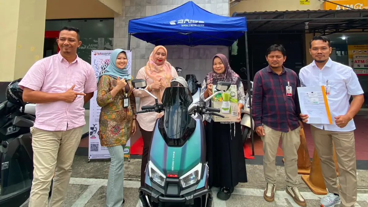 BRK Syariah serahkan satu unit sepeda listrik ke nasabah karena telang mengikuti Program Bedelau 