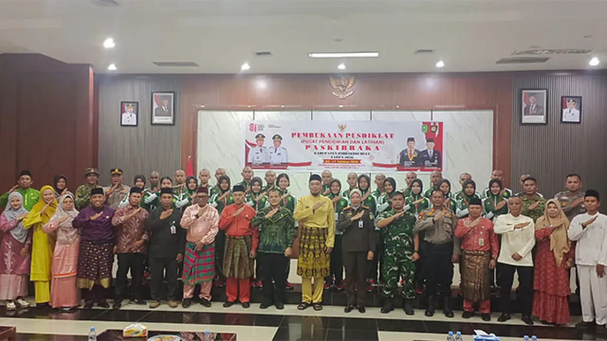 Bupati Ade Agus Hartanto bersama Forkopimda dan pejabat Pemkab Inhu lainnya foto bersama dengan calon Paskibraka di Gedung Sejuta Sungkai Rengat, Kamis (6/8/2026). Foto Raja Kasmedi