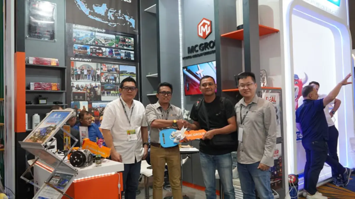 Direktur MC Group (PT Citra Andalan Mobilindo Cemerlang), Dirmanto Chang (kiri) foto bersama pengusaha sawit yang mulai melirik produk andalan MC Group di SIEXPO 2026 di SKA Co Ex Pekanbaru, Jumat (7/8/2026). (Istimewa)