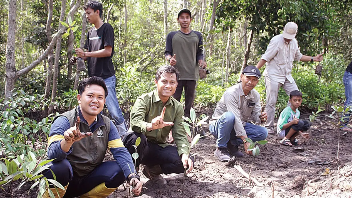  Jajaran PT PLN (Persero) UIP Sumbagteng foto bersama masyarakat Desa Kelapapati, Bengkalis usai penanaman mangrove dalam rangka Program Konservasi Mangrove, baru-baru ini. (PT PLN (Persero) untuk riau pos)