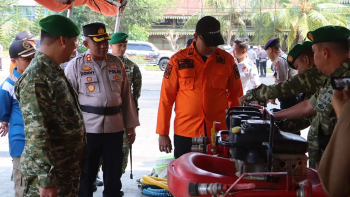 Sekda Inhil Tantawi Jauhari didampingi Kapolres Inhil AKBP Donny Eko Listianto dan unsur Forkopimda memeriksa kesiapan personel serta sarana dan prasarana penanggulangan karhutla usai Apel Siaga Darurat Karhutla tahun 2026 di halaman Kantor Bupati Inhil, Jumat (7/8/2026).(Istimewa)