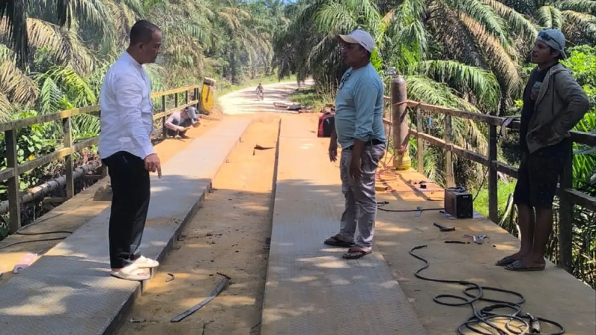 Kabid Bina Marga Dinas PUPR Rohul Rezqi Rades (kiri) meninjau lansung pekerjaan rehap Jembatan Sei Monding, Kelurahan Kota Lama, Kecamatan Kunto Darussalam, Jumat (7/8/2026). (Dinas PUPR Rohul untuk Riaupos.co)