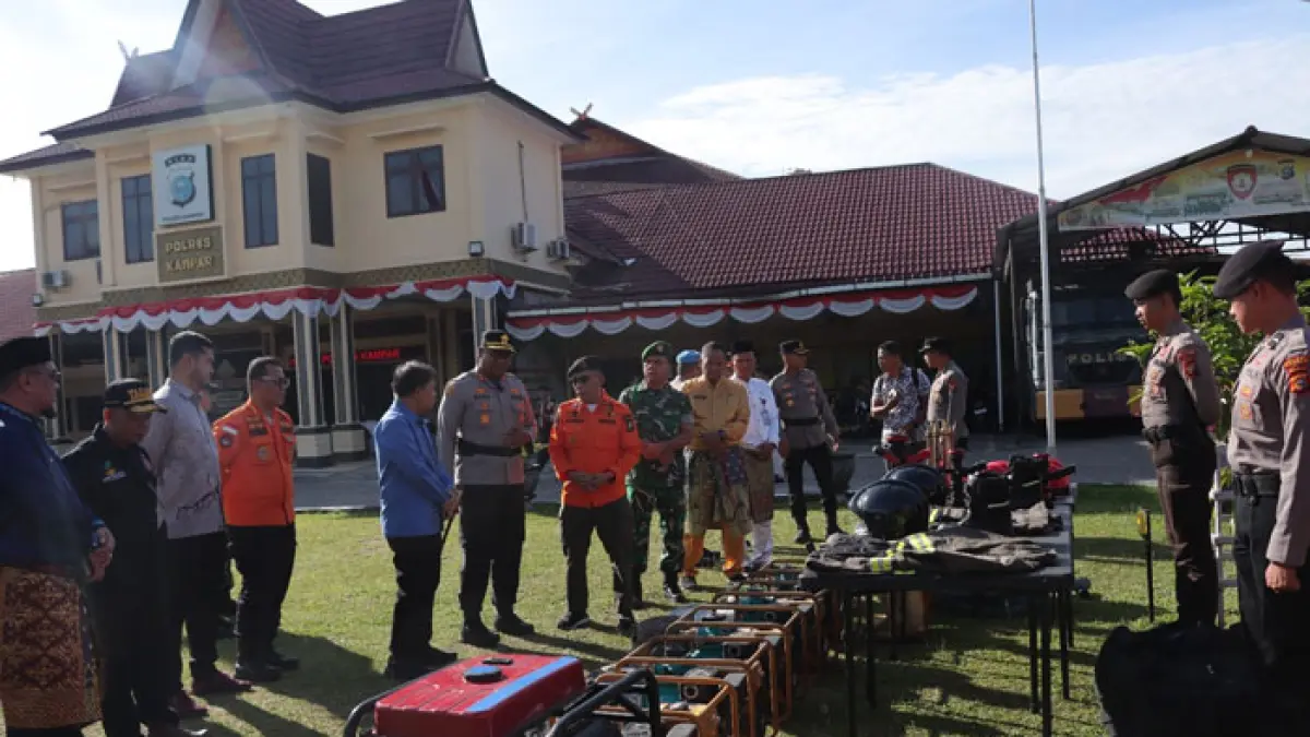 Kapolres Kampar AKBP bersama Kalaksa Azwan menimjau peralatan dan persiapan personel usai apel Kesiapsiagaan Penanggulangan Karhutla Tahun 2026 di Lapangan Mapolres Kampar, Jumat (7/8/2026). (Humas Polres Kampar untuk Riaupos.co)
