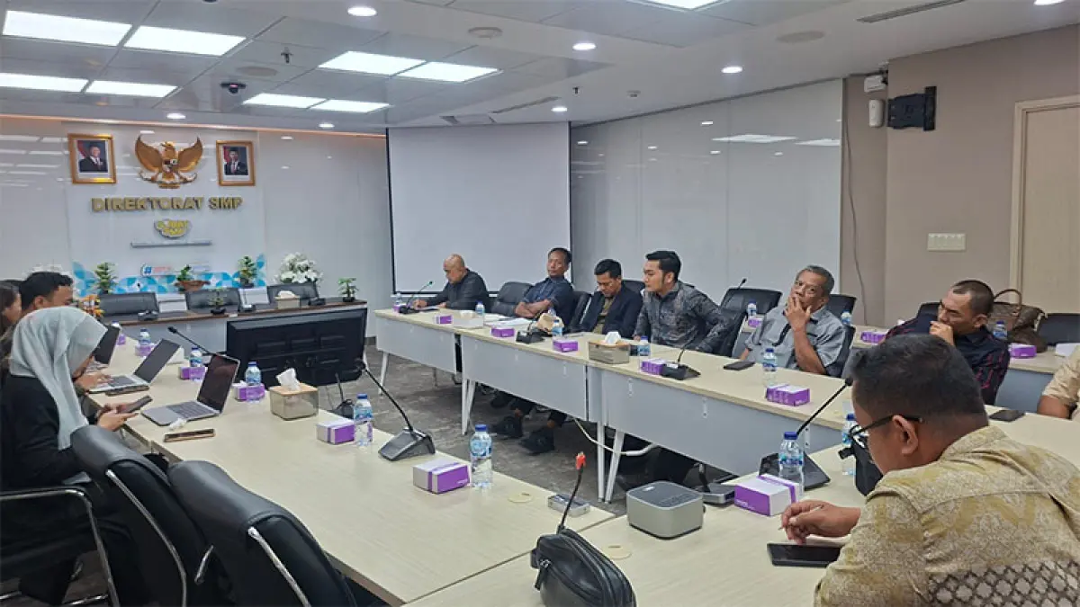 Ketua Komisi II DPRD Kampar Toni Hidayat dan rombongam bersama Plt Kadisdikpora Helmi saat kunjungan kerja ke Direktorat SMP Kemendikdasmen, Kamis (6/8/2026). (Disdikpora untuk Riaupos.co)