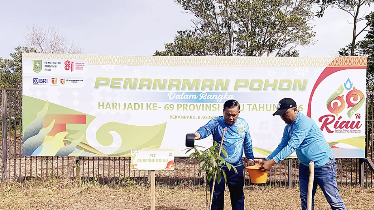 MENYIRAM POHON: Plt Gubri SF Hariyanto menyiram pohon yang ditanam di kawasan Stadion Utama Riau, Kamis (6/8/2026). (SOLEH SAPUTRA/RIAU POS)

